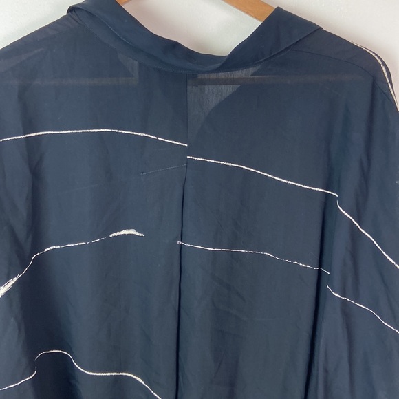 ✨3/$25✨ Animale Viscose Abstract Line Black Button Down - 4 - Picture 8 of 8